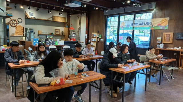 행운 부적 만들기 활동 중인 가족들