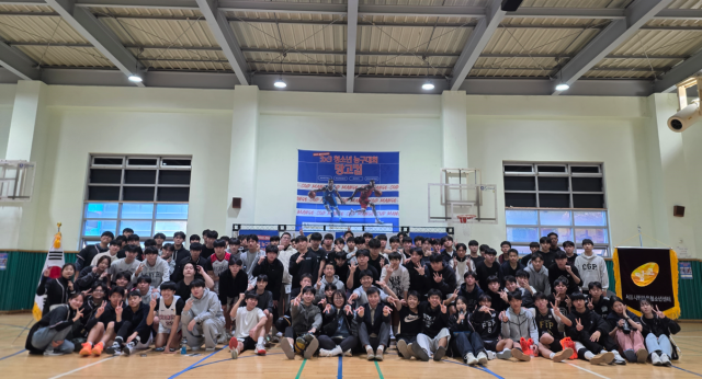 망고컵 고등부 참가자들이 대회 시작 전, 개회를 알리고 시합의 결의를 다지며 단체 사진을 촬영하고 있다