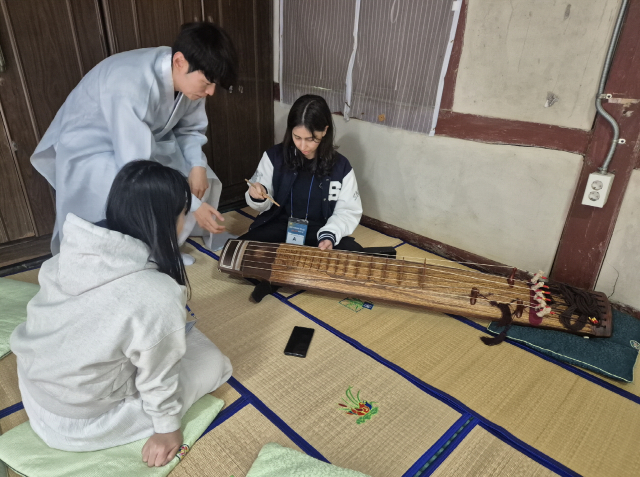 거문고 연주 감상 및 체험 모습