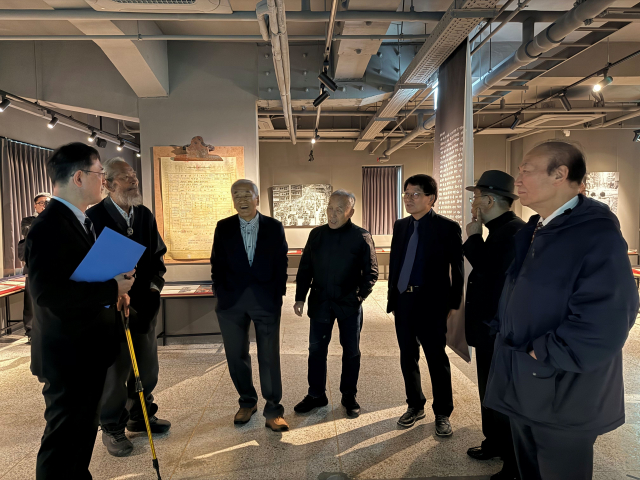 행사 후 참가자들이 민주화운동기념관 M2(옛 남영동 대공분실) 전시를 관람하고 있다