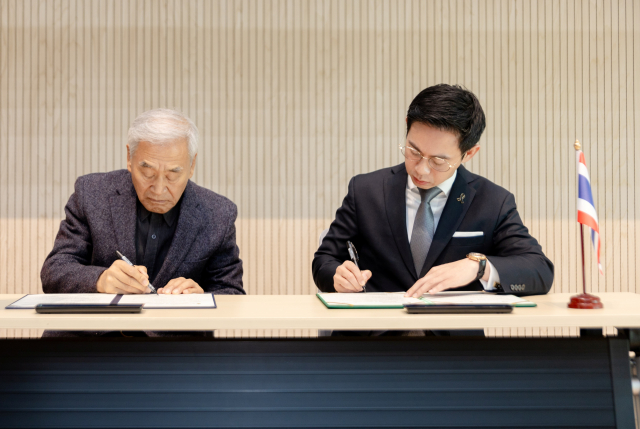 업무협약서에 서명 중인 이재오 민주화운동기념사업회 이사장(왼쪽)과 이사라 세레따나웃 KPI 사무총재