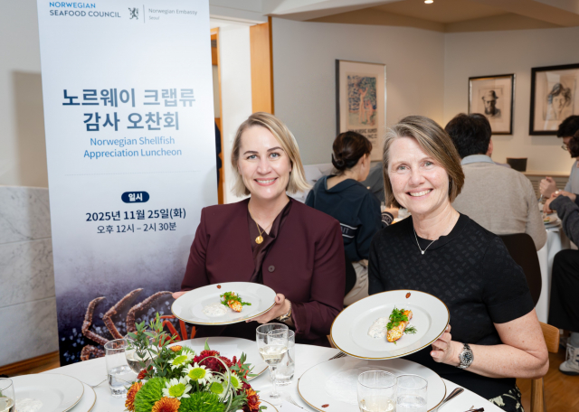 25일 서울 성북구 주한 노르웨이 대사관저에서 열린 ‘노르웨이 크랩류 감사 오찬회’에서 안네 카리 한센 오빈 주한 노르웨이 대사(오른쪽)와 잉에뵤르그 요르달 노르웨이수산물위원회 한국 매니저(왼쪽)가 노르웨이 레드 킹크랩을 활용한 요리를 선보이고 있다