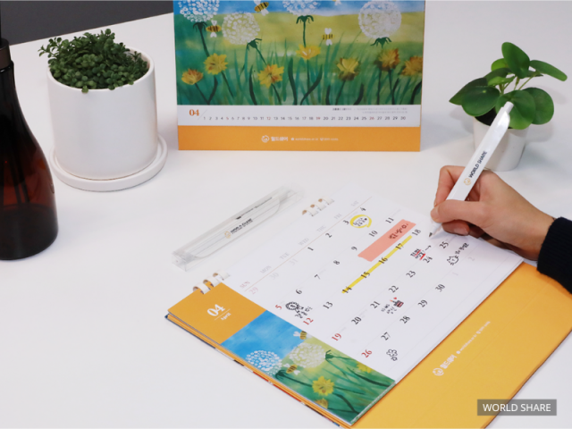 전 세계 그룹홈 아동들의 그림으로 완성한 월드쉐어의 2026년 기부 달력. 기부에 참여하면 누구나 받아볼 수 있으며, 기부금은 전액 아동공동체 교육 지원비로 사용될 예정이다