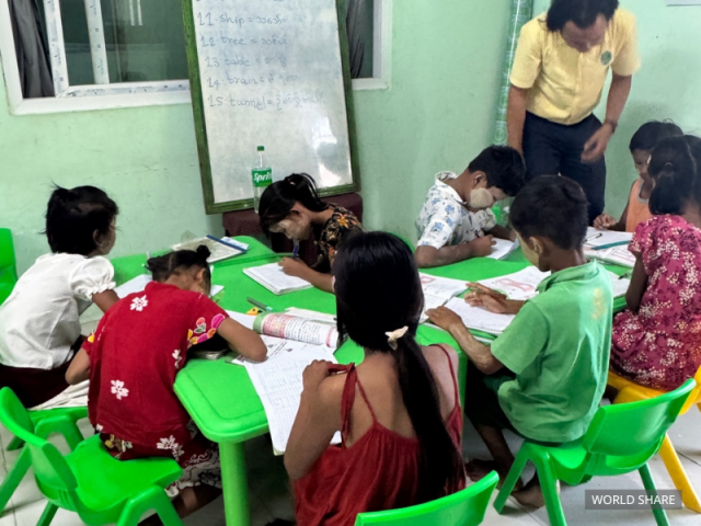 월드쉐어가 마련한 흐마우비 타운십 공부방에서 아이들이 교육을 받고 있다