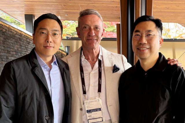 서상교 대표원장과 이동오 원장이 지난 11월 13일부터 14일까지 일본 가루이자와에서 열린 ‘일본 족부외과학회 제50차 연례 학술대회’에서 전 미국 족부족관절학회(AOFAS) 회장 Myerson 교수를 재회해 학술적 교류의 범위를 넓혔다(사진=SNU서울병원)