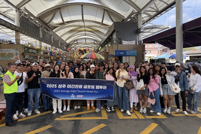 지난 9월 ‘성주 야간관광 글로벌 팸투어’로 성주 전통시장에 방문한 외국인 참가자들