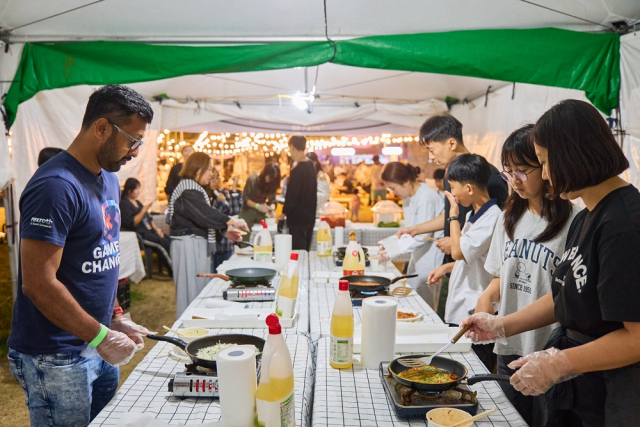 ‘2025 별바다부산 나이트 마켓’에서 직접 전만들기 체험을 하는 내외국인 참가자들