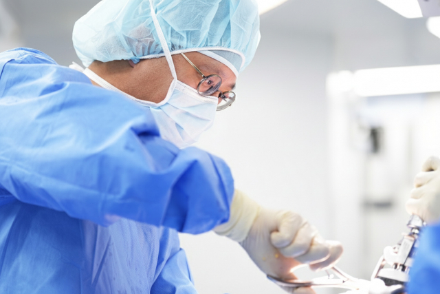 SNU서울병원 무릎전담팀 이상훈 대표원장이 ‘서울대 정형외과 Cadaver 워크샵’에서 인스트럭터로서 국내 의료진을 대상으로 정교한 인공관절 술기를 전수했다(제공=SNU서울병원)