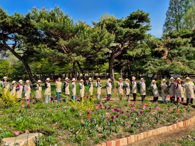 서울그린트러스트 정원 치유 프로그램 ‘느슨한 가드닝’ 5기에 참여 중인 참가자들의 모습