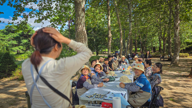 서울그린트러스트 정원 치유 프로그램 ‘느슨한 가드닝’ 5기에 참여 중인 참가자들의 모습