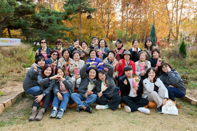‘느슨한 가드닝 데이’ 종료 후 5기 참가자들과 함께 기념사진을 촬영하는 모습