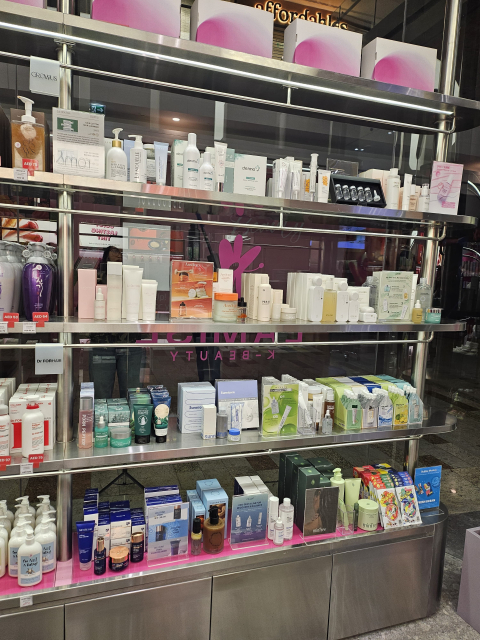 두바이 라미즈(LAMISE) 매장에 입점한 로얄드벨 제품들