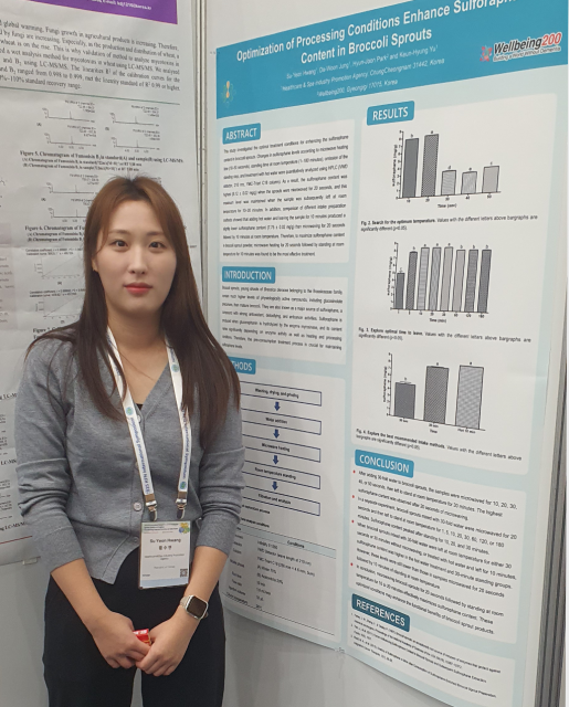 10월 31일 부산 벡스코에서 열린 ‘2025 한국식품영양과학회 학술대회’에서 황수연 헬스케어스파산업진흥원 연구원이 ‘브로콜리새싹의 설포라판 생성 최적화 조건 연구’ 결과를 포스터로 발표하고 있다