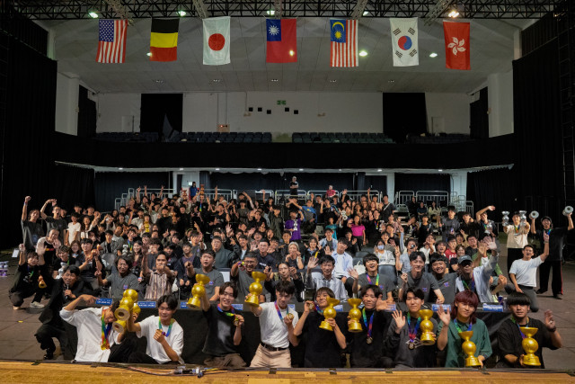 ‘2025 World Diabolo Contest’ 참여 아티스트들이 단체 사진을 촬영하고 있다