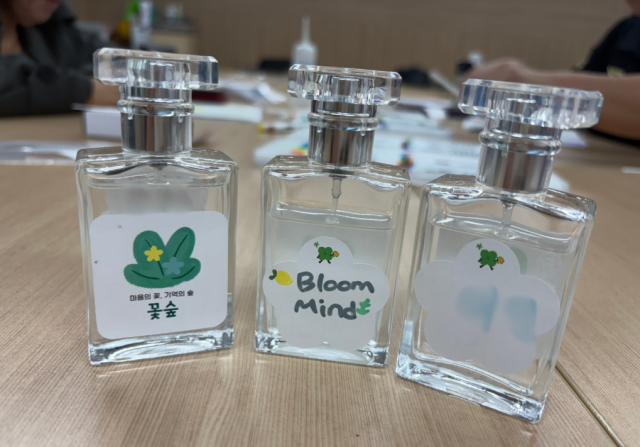 이번 프로그램에서는 경계선지능인 학부모를 대상으로 여러 향을 조합해 개인의 감정과 기억을 향으로 표현하는 참여 수업도 진행된다. 이를 통해 경계선지능인 보호자로서의 긴장을 내려놓고 스스로를 돌보는 심리적 회복 경험을 제공한다(사진=이티랩)