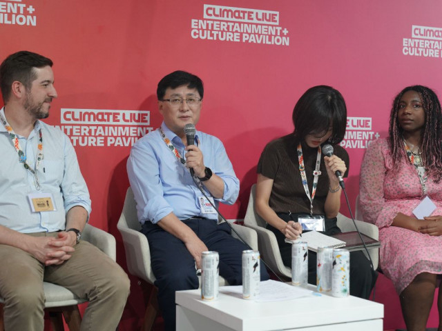 김성환 기후에너지환경부 장관(왼쪽에서 두 번째)이 ‘K팝 팬덤 기후행동’ 행사에서 축사를 하고 있다