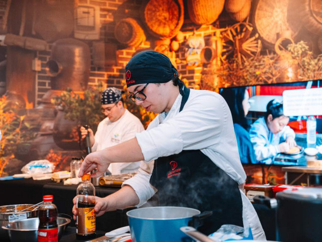 ‘2025 한식요리대회: 장(醬)’의 우승은 브라질의 국민음식인 ‘페이조아다’와 한국 된장을 결합한 요리를 선보인 가브리엘 바치스타(사진)에게 돌아갔다(제공=주브라질한국문화원)