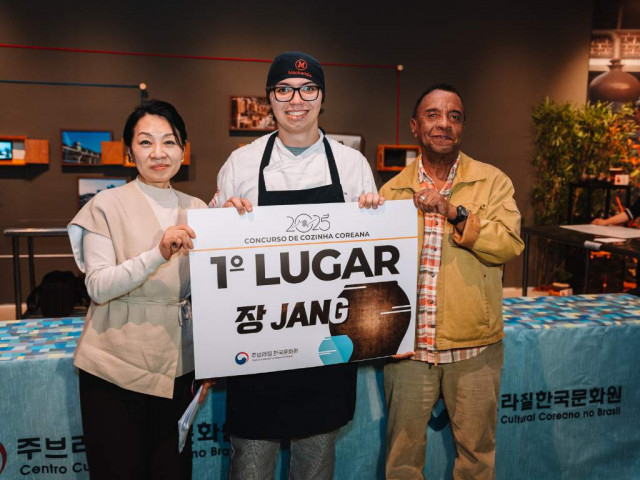 우승자 가브리엘 바치스타(가운데)에게는 한국 방문을 포함한 기술 견학 및 미식 체험 프로그램이 전액 지원된다(제공=주브라질한국문화원)