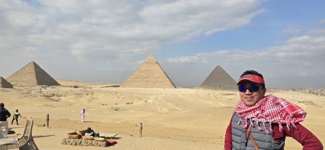 피라미드 앞의 필자 박원호