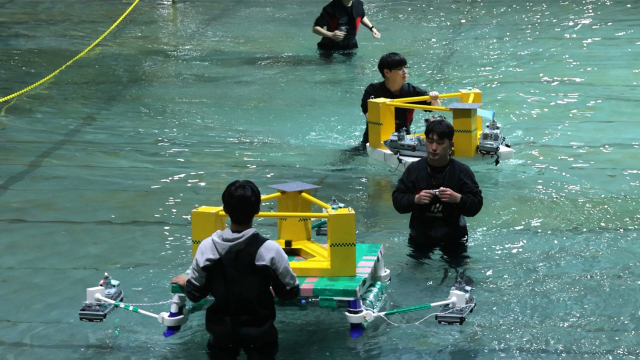 ‘2025년 해양플랜트 서비스산업 아이디어 경진대회’ 본선 진출팀이 심해공학수조에서 모형시험을 진행하고 있다