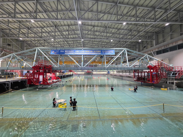 ‘2025년 해양플랜트 서비스산업 아이디어 경진대회’ 본선 진출팀이 심해공학수조에서 모형시험을 진행하고 있다