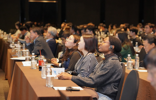 24일(월) 오후 서울 플라자호텔 그랜드볼룸에서 열린 ‘2025 코이카 기후 AI 포럼’에서 참석자들이 발표를 경청하고 있다