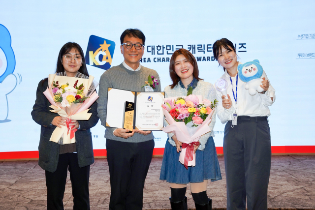 25일(화) 오후 서울 코리아나호텔에서 열린 ‘2025 대한민국 캐릭터 어워즈’에서 수상한 홍보실 직원들이 기념사진을 촬영하고 있다