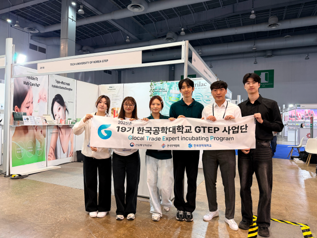 한국공학대 학생들이 ‘2025 멕시코 EBS 전시회’를 무사히 마치고 부스 앞에서 단체사진 촬영을 하고 있다