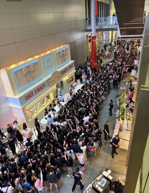 지난 6월 싱가포르에서 열린 첫 번째 ‘뷰티베이커리’ 팝업 현장. 하시스터즈(Ha Sisters)를 보기 위해 수많은 방문객이 몰리며 글로벌 K-Beauty 팝업의 성공적인 시작을 알렸다