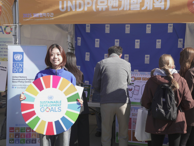 시민들이 광화문 광장 육조마당에 설치된 UNDP 서울정책센터 홍보 부스를 방문해 ‘SDG MBTI 테스트’에 참여하고 있다