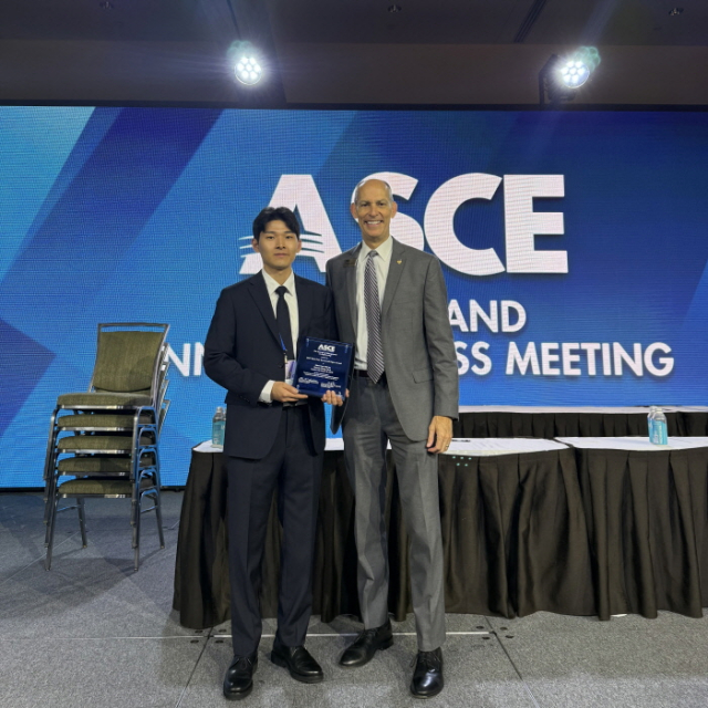 서울대학교 건설환경공학부 윤시후 박사과정생(왼쪽)이 ASCE 2025 Convention에서 ASCE Journal of Management in Engineering의 최우수 논문상 수상 후 기념 촬영을 하고 있다