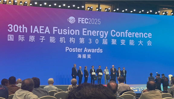 서울대학교 공과대학 에너지시스템공학부 곽진우 박사과정생(왼쪽에서 네 번째)이 ‘2025 FEC 신진 연구자 우수 포스터 상’을 수상하고 있다