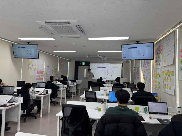 프로젝트 수행 전 현직자(이승훈 과장)와 함께 연구세미나에 참여하고 있는 모습