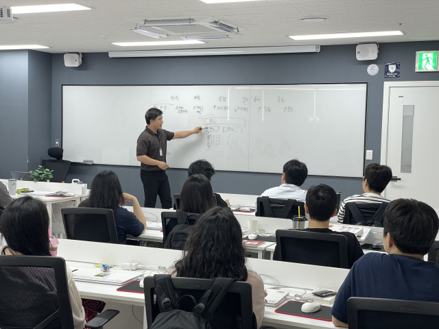 프로젝트 수행 전 현직자(이승훈 과장)와 함께 연구세미나에 참여하고 있는 모습
