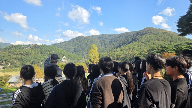 청소년들이 구절초지방정원의 풍경 속에서 생태의 가치에 대해 배우고 있다