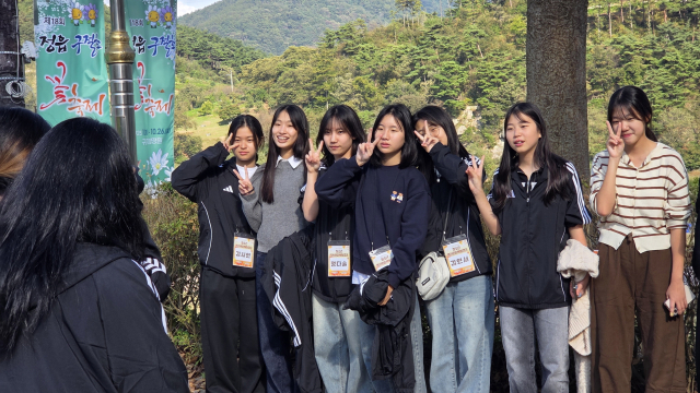 청소년들이 정읍의 멋진 자연을 만끽하며 친구들과 즐겁게 시간을 보내고 있다