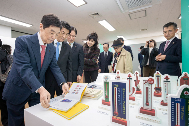 김병준 사랑의열매 회장이 ‘나눔문화아카이브’ 디지털 개관 기념 기록전을 살펴보고 있다