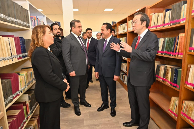 17일(현지 시간) 이라크 아르빌주 아르빌시 사미 압둘라흐만 공원 안에 위치한 자이툰 도서관 개보수 완료식에서 참석자들이 내부 시설을 둘러보고 있다