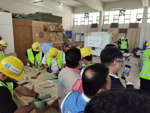 19일(현지 시간) 이라크 니나와주 모술시에 위치한 니나와 직업훈련원에서 학생들이 가구 제작 기술을 배우고 있다