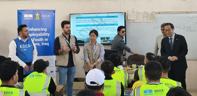 19일(현지시간) 이라크 니나와주 모술시에 위치한 니나와 농업 전문 고등학교에서 개최한 ‘니나와주 취약계층 청년 취업역량 강화사업’ 완료식에서 유네스코(UNESCO) 서미경 담당관이 사업 성과를 발표하고 있다