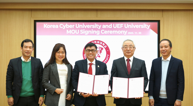 양 기관 관계자들이 MOU 체결 후 기념 촬영을 하고 있다