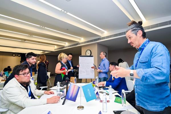 테크 투어의 일환으로 하이브리드 오프로드 모빌리티의 미래를 주제로 한 미디어 워크숍이 진행되고 있다