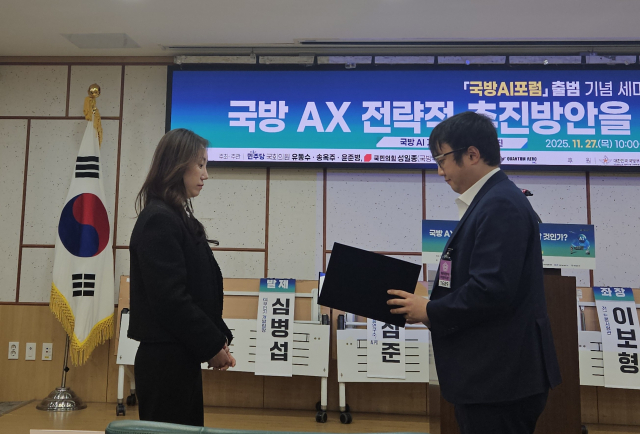 퀀텀에어로 전동근 이사회 의장이 순직 조종사 유가족에게 장학금을 전달 하고 있다(사진=퀀텀에어로 제공)