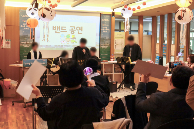 ‘유스톡 프로젝트’ 참가 청소년들이 함께 연습한 곡을 수료식 무대에서 선보이고 있다