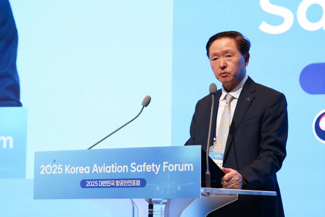 우기홍 대한항공 부회장이 ‘2025 대한민국 항공안전포럼’에서 환영사를 하고 있다