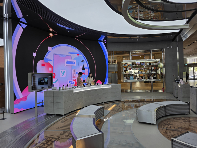 대형 미디어 월과 고객 응대 카운터가 설치된 플래그십 스토어 내부. AICT 콘셉트를 구현한 디지털 쇼룸 공간으로, 동부플래니쳐의 정밀 시공 품질을 확인할 수 있다