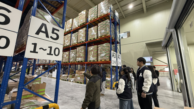 충북보건과학대 학생들이 녹십자수의약품 예산 캠퍼스에서 물류 운영 및 백신 유통 관리 과정을 설명 듣고 있다
