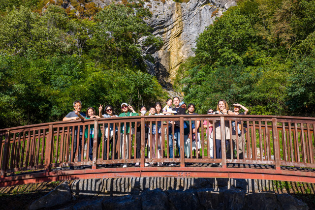 ‘비와야폭포·하장성마을 투어’ 참가자들이 폭포 절벽을 배경으로 기념사진을 찍고 있다. 평소에는 마른 절벽이지만 비가 오면 장관을 이루는 비와야폭포는 이번 기후 기반 로컬투어의 핵심 코스다