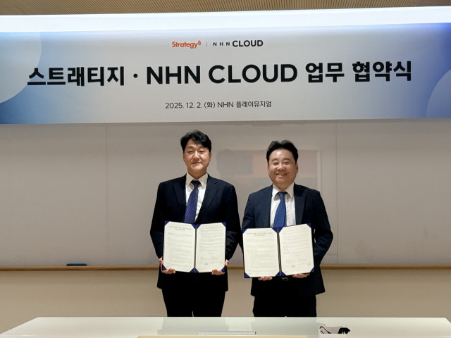 NHN클라우드 김동준 공공사업부 전무(왼쪽)와 스트래티지 코리아 김민규 영업본부장(상무)이 공공 분야 AI 데이터 분석 고도화를 위한 업무협약(MOU)에 서명했다