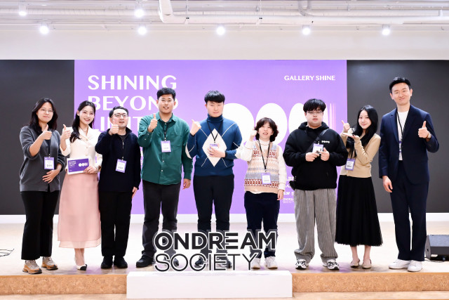 갤러리샤인 신진작가와 직원이 포즈를 취하고 있다